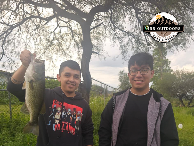 Pescadores de la comunidad 495 Outdoors con una lobina