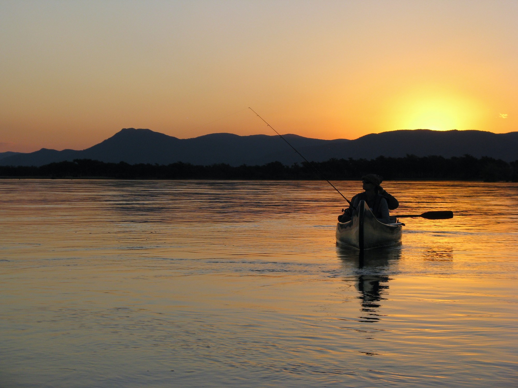 Pescador al atardecer; fotografía ilustrativa
